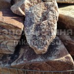 Песчаник малиновый с разводами галтованный фракция 100-300 мм  - Эпоха камня